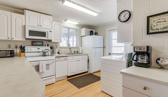 Lake Chatuge Cottage w/Treetop Mountain Views!