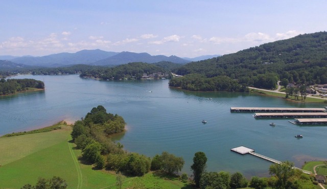 Lake Chatuge Getaway! Walk to The Ridges Resort & Marina + Restaurants!