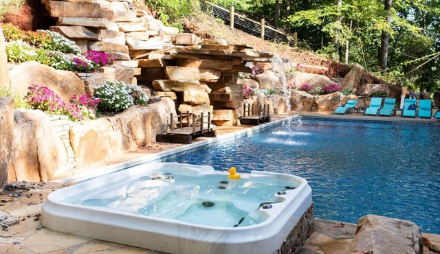 LAKE CHATUGE, Your own private resort, 9 Bdrm, Pickleball, Pool, Boat Rental