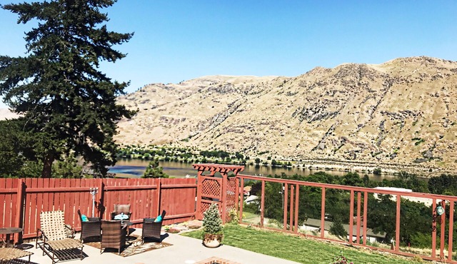 Lake Chelan: Private Pool, Hot Tub, Stunning Views, 7 Mins to Chelan Sleeps 6