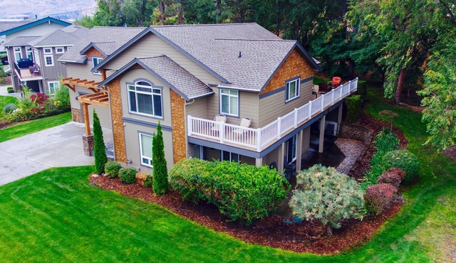 Lake Chelan resort: remodeled 4 main suites + bunk room near beach,pool