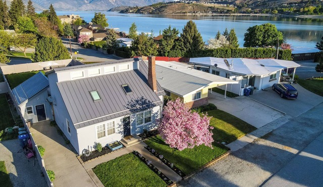 Lake Chelan Vacation Rental with private pool and hot tub, sleeps up to 12