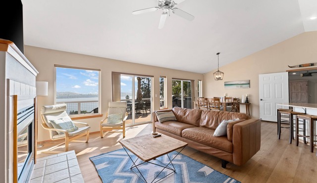 Lake-Chelan-view home with large deck, new hot tub, Ping-Pong & foosball table
