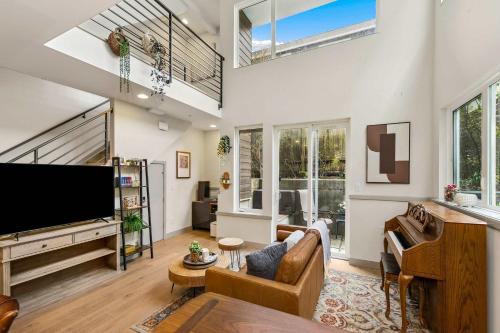 Lake & City View Modern Retreat w AC