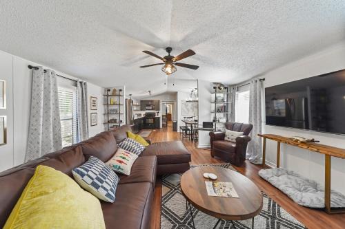 Lake Conroe 3BR Home w Boat Ramp Access, Kings, BBQ, Sleeps 8