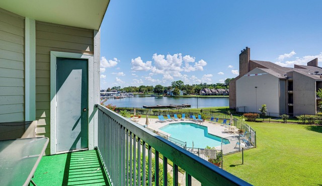 Lake Conroe Condo w/Pool Access + Balcony!