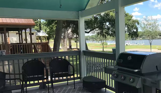 Lake Conroe Cottage with Lakeview