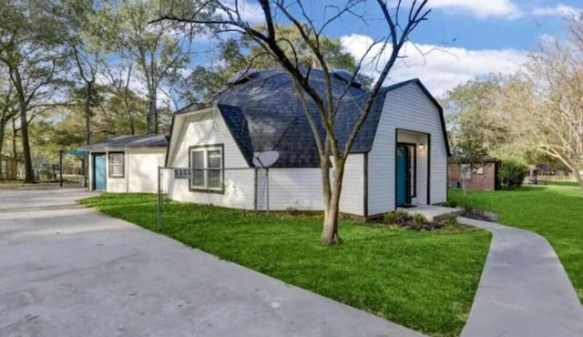 Lake Conroe Dome Home - 1.5 miles to Lake Conroe. Pet Friendly.