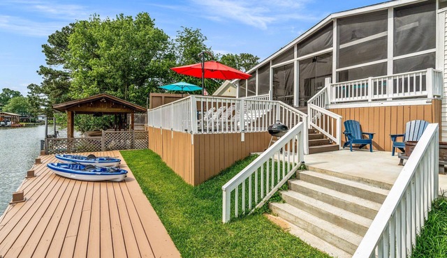 Lake Conroe Oasis w/dock, covered patio, kayaks, ping-pong, games, & more!