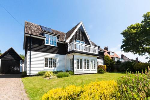 Lake Cottage - A large holiday home in Thorpeness - Close to the beach and The Meare - Aldeburgh Coastal Cottages