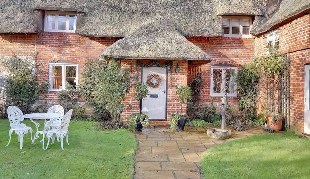 LAKE COTTAGE, family friendly, with open fire in Swindon