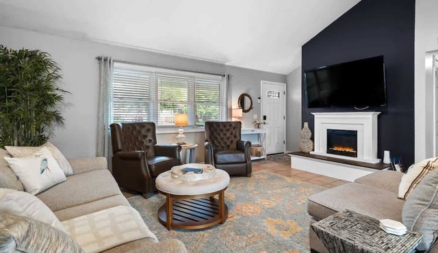 Lake Cottage|Hot Tub|Game Room|Sleeps 7