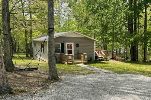 Lake cottage minutes away from downtown Sparta