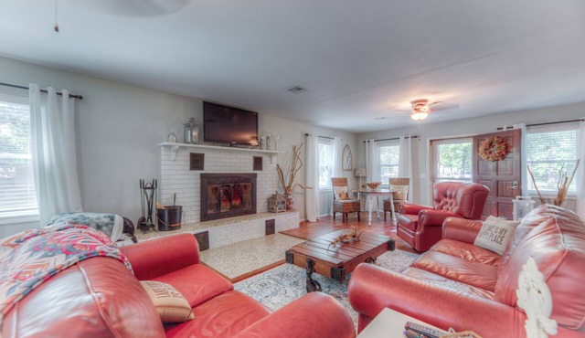 Lake Cottage Near Chicken Creek Ramp – Pet Friendly + Boat Parking