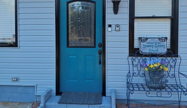 Lake Cottage, Only 1 mile to boat ramps & Big Jims Oyster Bar. On paved road.