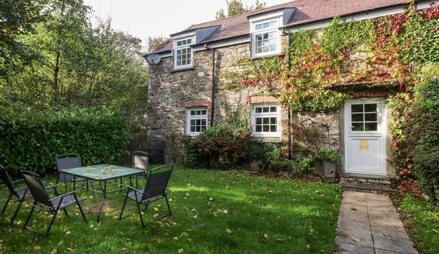 LAKE COTTAGE, pet friendly, character holiday cottage in Maenclochog