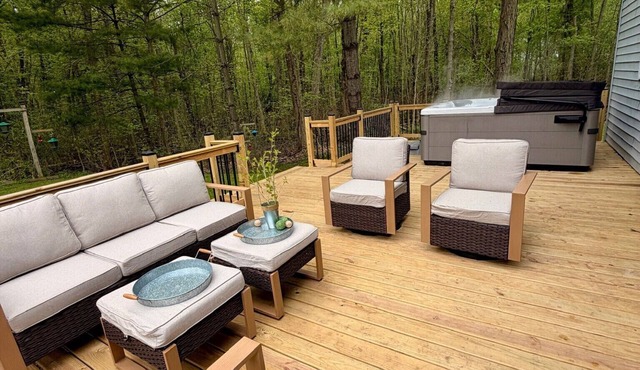 Lake Cottage Private Dock, Hot Tub, Arcade, Pickleball court & Basketball net.