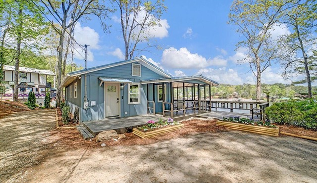 Lake Cottage - Sleeps 10 - Clean and Modern - Great Views