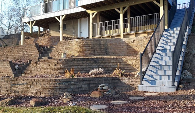 Lake cottage with a great view. Sylvan Cellars is 10 minutes away.