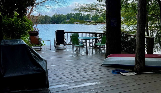 LAKE COTTAGE WITH DECK - 5 Star - 2 kayaks - paddle boat-40 minutes to Columbia