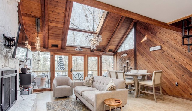 Lake Cottage- With Pontoon, Jet Ski’s, Hot Tub and Party Top Dock