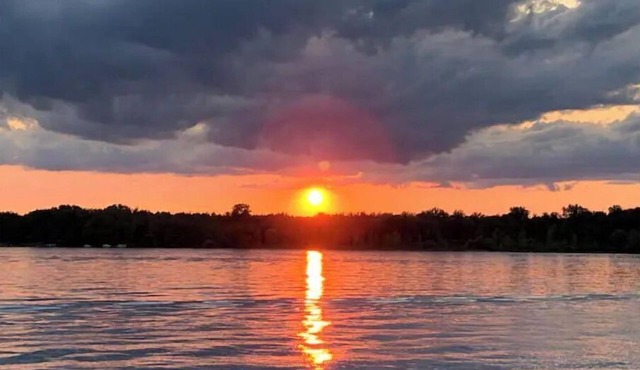 LAKE COTTAGE WITH PRIVATE DOCK-SANDY BOTTOM