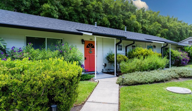 Lake Cottage with screen patio, fire pit and dock, close to downtown Mt Dora