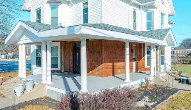 Lake Country House on City Square