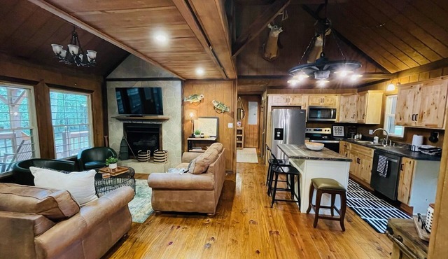 Lake Cumberland Hideaway Cabin-2 miles above Jtown Marina-Boat Parking+Fire Pit!