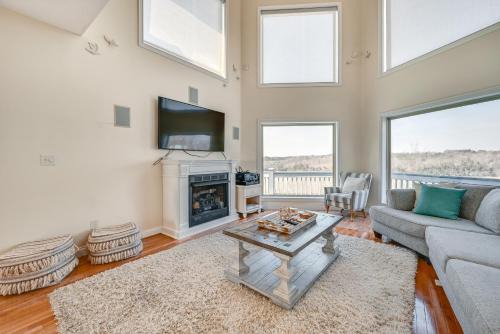 Lake Cumberland Home w/Hot Tub & Game Room