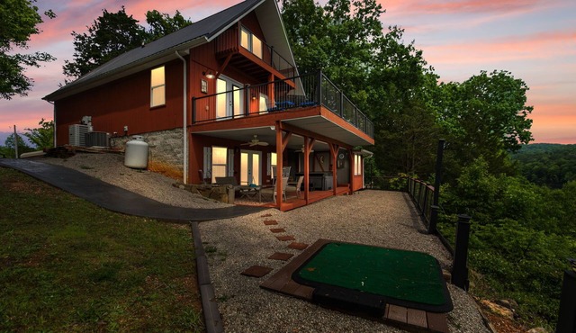 LAKE CUMBERLAND LUXURY~ LAKE VIEWS, HOT TUB, GOLF PAD, AND MORE. SLEEPS 12+