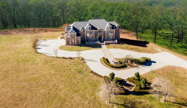 Lake Cumberland's Clubhouse Luxury Pool Estate