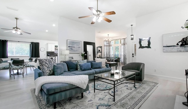 Lake Dallas Oasis, Beautiful Modern Home with Pool