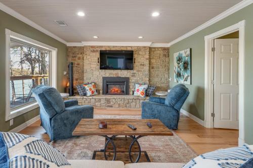 Lake Dardanelle Home w/Dock! Fish On-Site