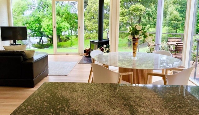 Lake Daylesford Villa 2~ Lake Frontage Large Villa