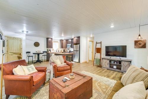 Lake Days, Links & Trails! Danbury Cottage
