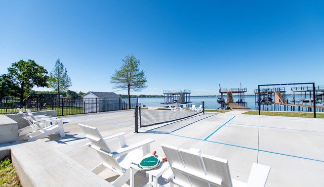 Lake Days & Pickleball Plays: firepit, paddle boards, canoes & pickleball court