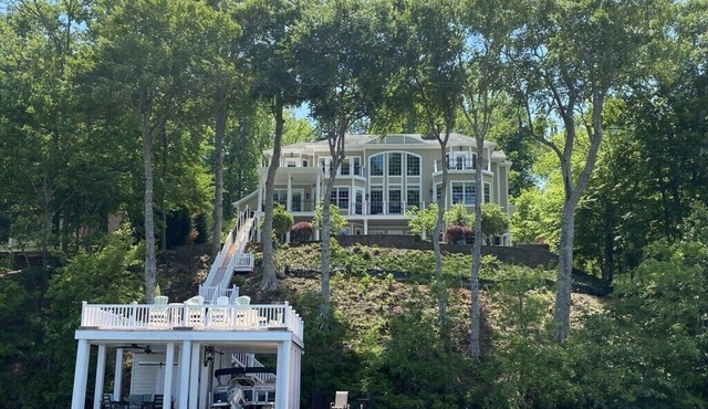 Lake Daze - Incredible 8 Bedroom Lake Gaston 5-star nBoat included in rental