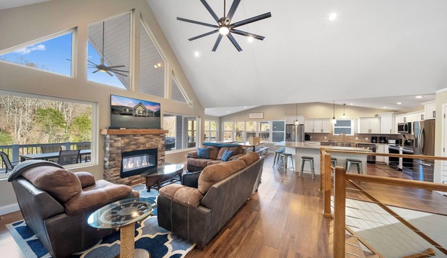 LAKE DAZE-Lakefront/No Wake/9br/12ba/Private Dock/Hot Tub/Sleeps 32