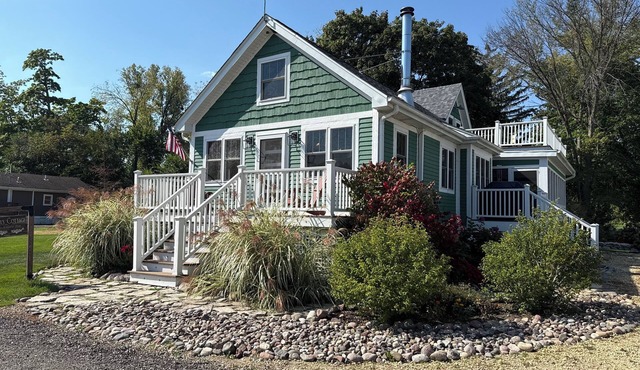 Lake Delavan Hideaway - Carl’s Cottage - Water View Bliss, Dock & Cozy Fireplace