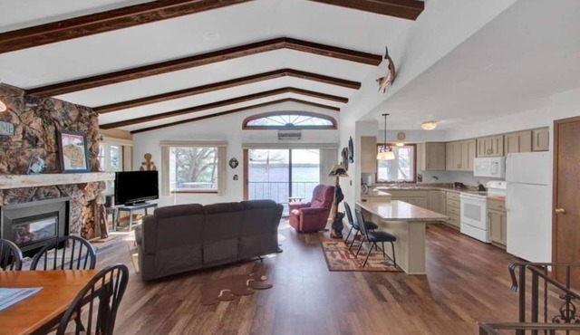 Lake Dubay - Private Beach, Pontoon, Ski, Granite Peak, Sentry World, EV Charger