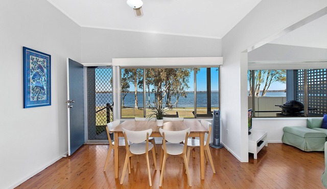 Lake Edge Cottage - Pet Friendly Accommodation