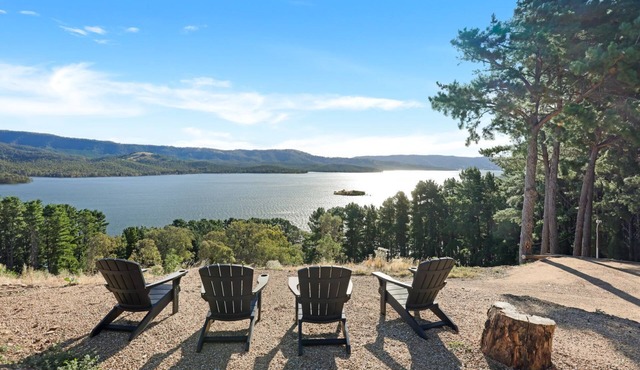 Lake Eildon Retreat - Breathtaking Views - Sleeps 12