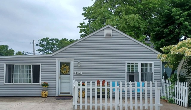 Lake Erie Cottage w/Private Beach Access - Couples Retreat