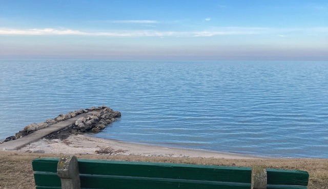 Lake Erie Escape! Lake Views, Private Beach, 20 min to Cedar Point + Jet Express