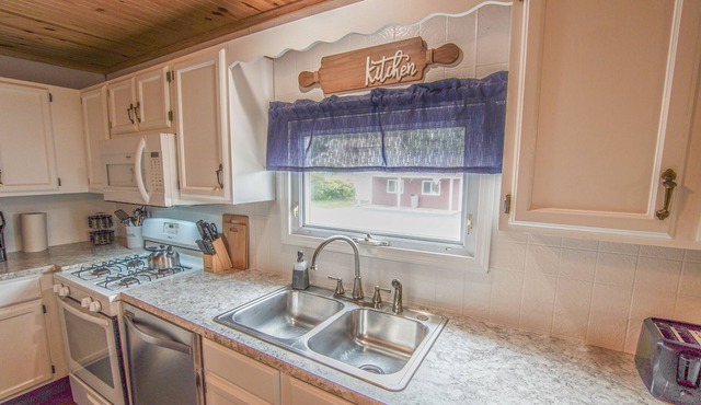 Lake Erie Family & Pet Friendly Home + Pool