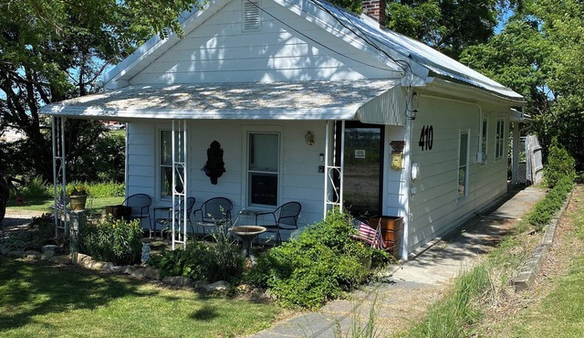 Lake Erie lighthouse view renovated 1930’s fisherman’s cottage get away!