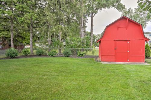 Lake Erie Unit with Fire Pit 30 Mi to Cedar Point!