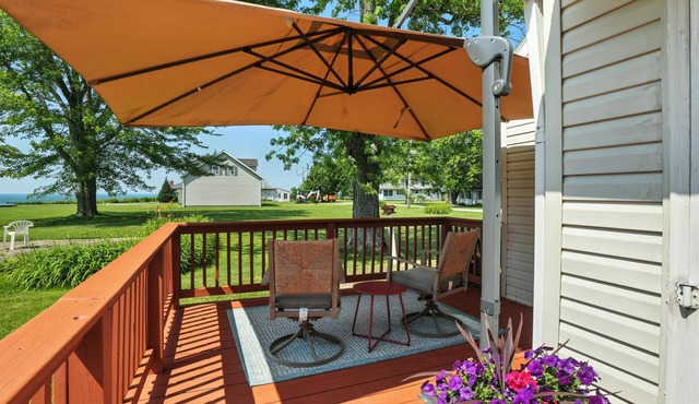 Lake Erie View Cottage- Cozy Cottage with Lake Views - Conneaut Ohio