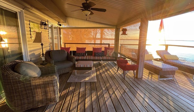 LAKE ERIE WATERFRONT COTTAGE. SLEEPS UP TO 7, JUST BRING YOUR BATHING SUIT.